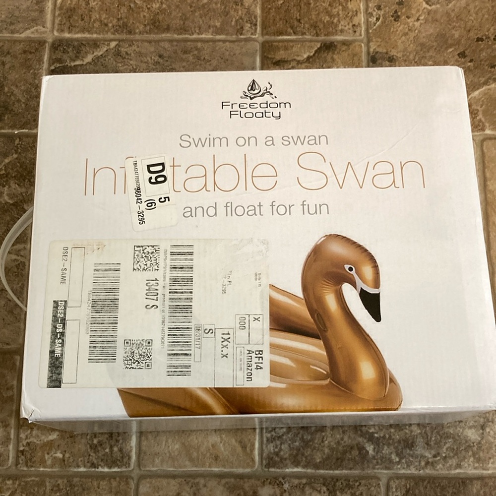 NWT large float swan